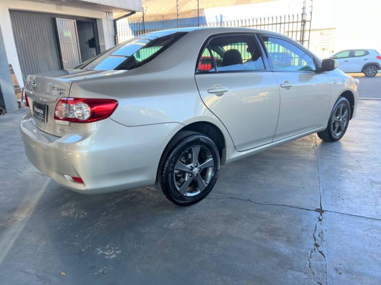 TOYOTA - COROLLA - 2013/2014 - Bege - R$ 68.900,00