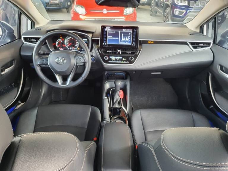 TOYOTA - COROLLA - 2022/2023 - Branca - R$ 135.990,00