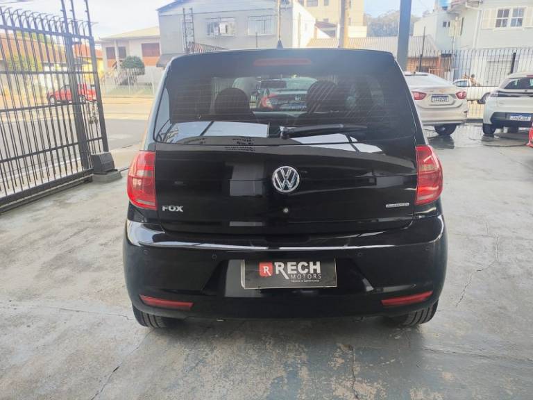 VOLKSWAGEN - FOX - 2014/2014 - Preta - R$ 38.800,00