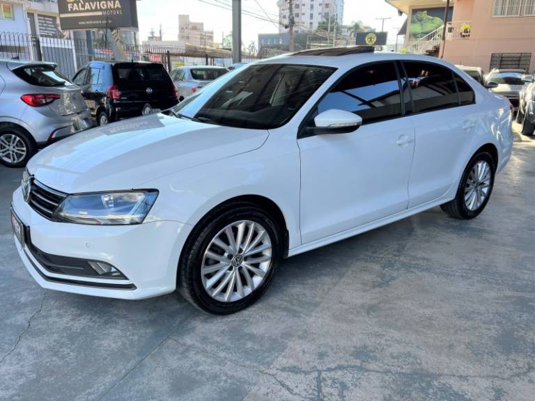VOLKSWAGEN - JETTA - 2016/2017 - Branca - R$ 84.900,00