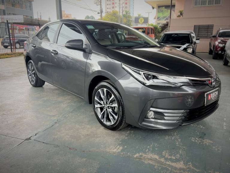 TOYOTA - COROLLA - 2017/2018 - Cinza - R$ 116.900,00