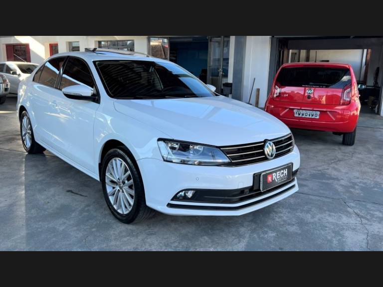 VOLKSWAGEN - JETTA - 2016/2017 - Branca - R$ 84.900,00