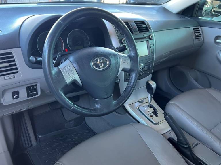 TOYOTA - COROLLA - 2013/2014 - Bege - R$ 68.900,00