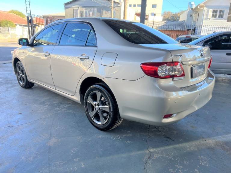 TOYOTA - COROLLA - 2013/2014 - Bege - R$ 68.900,00