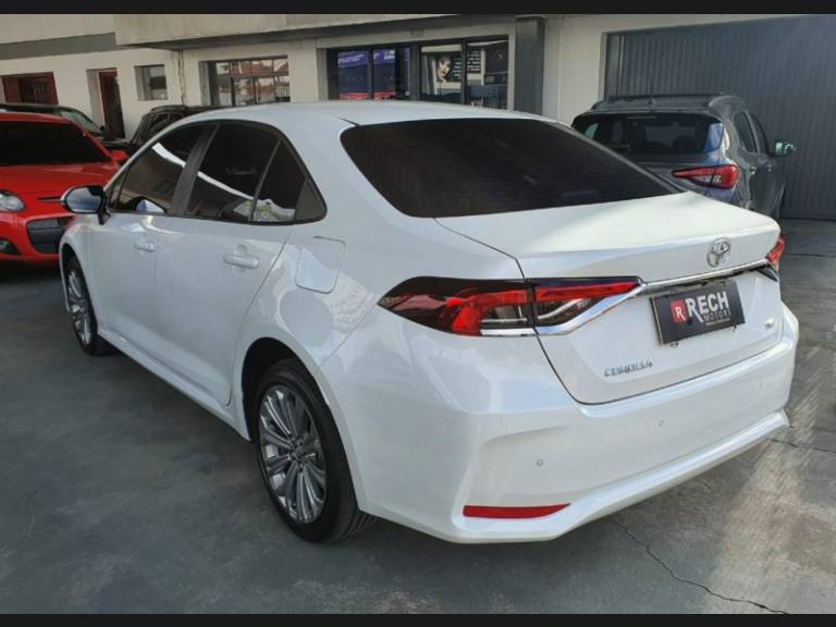 TOYOTA - COROLLA - 2022/2023 - Branca - R$ 135.990,00