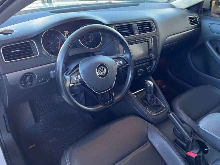VOLKSWAGEN - JETTA - 2016/2017 - Branca - R$ 84.900,00