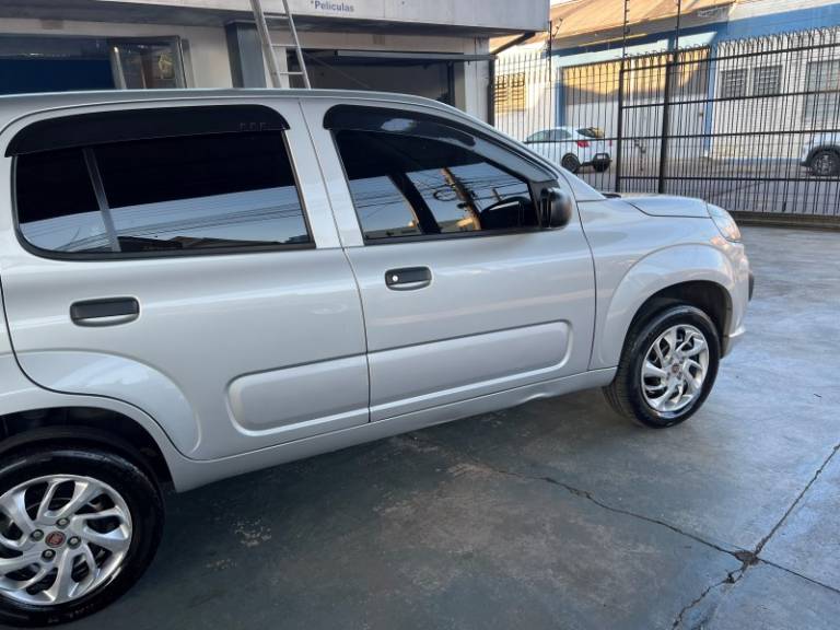 FIAT - UNO - 2021/2021 - Prata - R$ 49.600,00