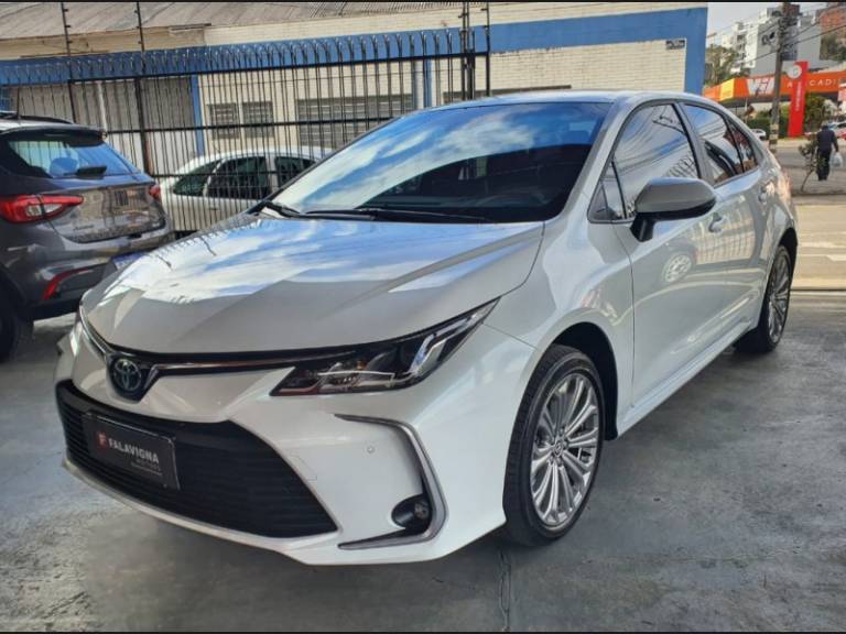 TOYOTA - COROLLA - 2022/2023 - Branca - R$ 135.990,00