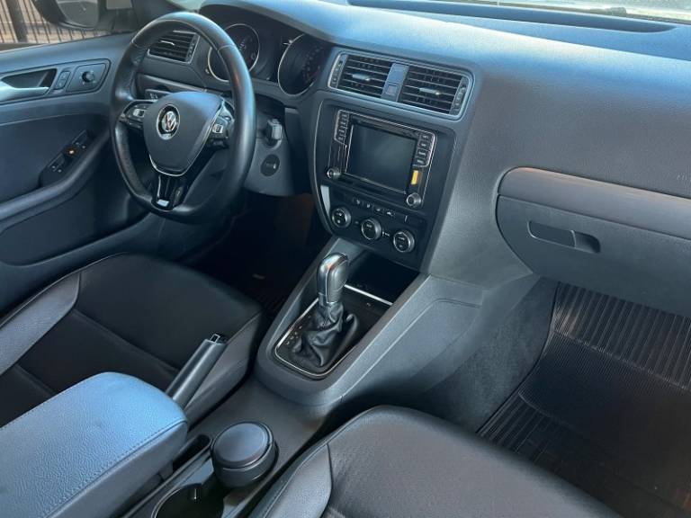 VOLKSWAGEN - JETTA - 2016/2017 - Branca - R$ 84.900,00
