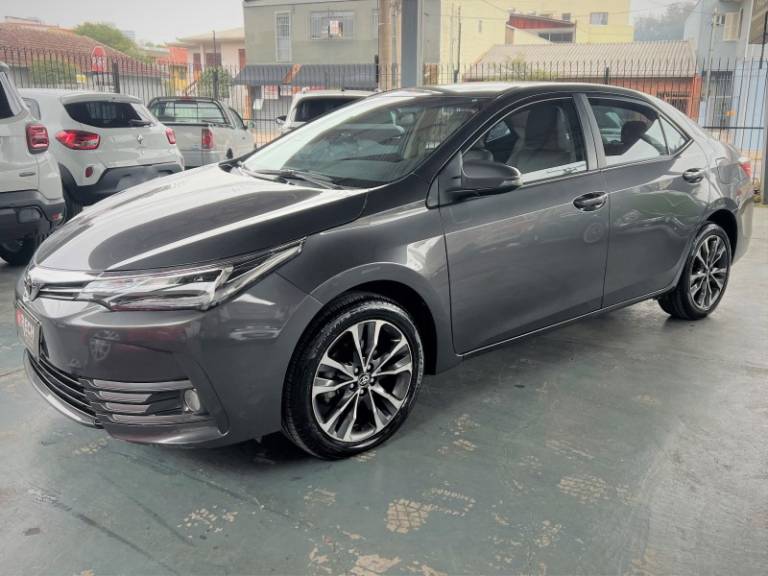 TOYOTA - COROLLA - 2017/2018 - Cinza - R$ 116.900,00