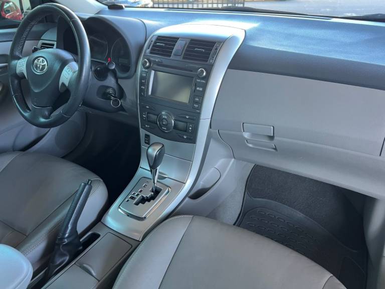 TOYOTA - COROLLA - 2013/2014 - Bege - R$ 68.900,00