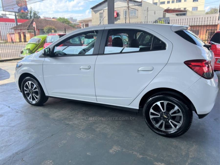 CHEVROLET - ONIX - 2015/2016 - Branca - R$ 58.000,00