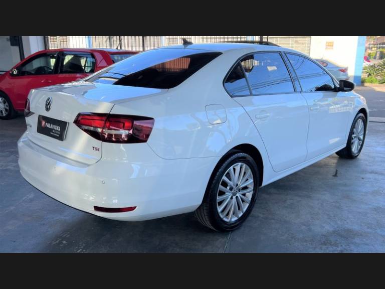VOLKSWAGEN - JETTA - 2016/2017 - Branca - R$ 84.900,00