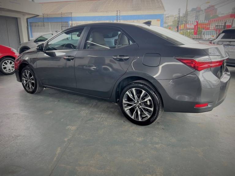 TOYOTA - COROLLA - 2017/2018 - Cinza - R$ 116.900,00