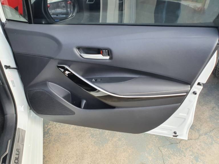 TOYOTA - COROLLA - 2022/2023 - Branca - R$ 135.990,00