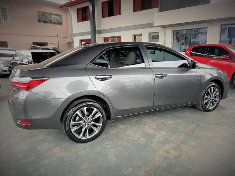 TOYOTA - COROLLA - 2017/2018 - Cinza - R$ 116.900,00