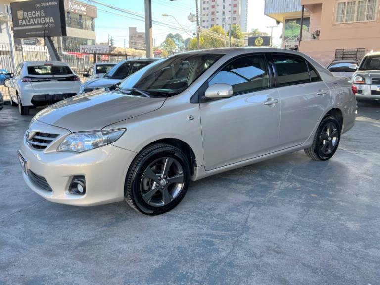 TOYOTA - COROLLA - 2013/2014 - Bege - R$ 68.900,00