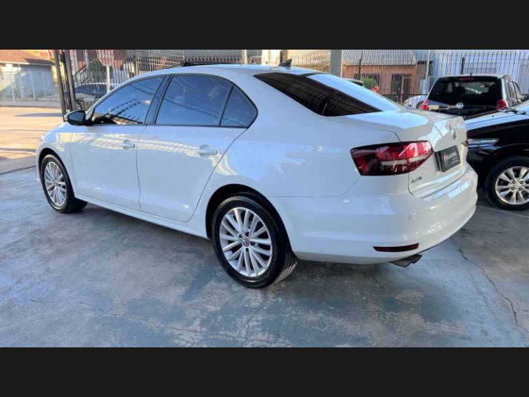 VOLKSWAGEN - JETTA - 2016/2017 - Branca - R$ 84.900,00