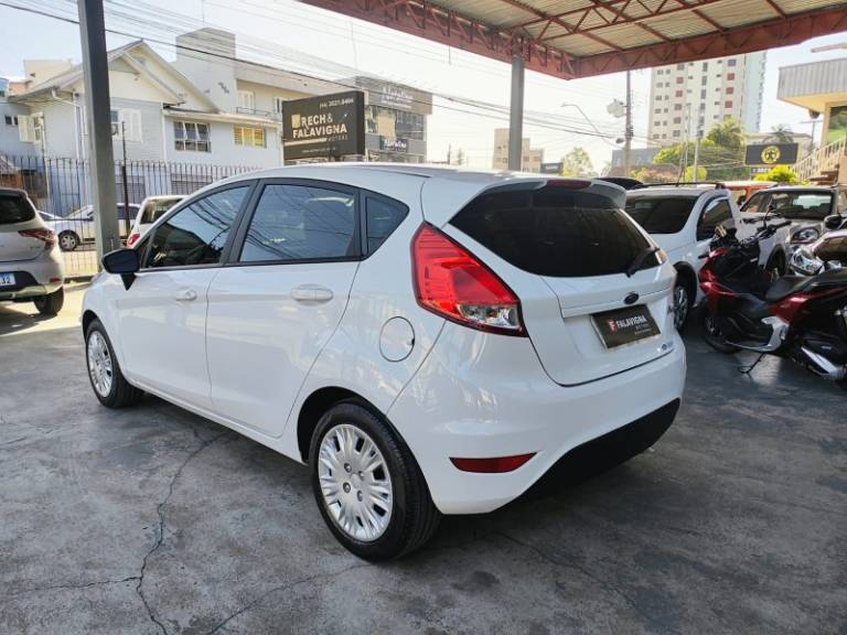 FORD - FIESTA - 2015/2015 - Branca - R$ 44.990,00