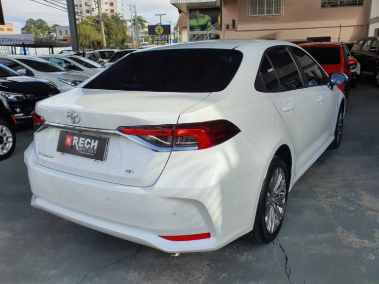 TOYOTA - COROLLA - 2022/2023 - Branca - R$ 135.990,00
