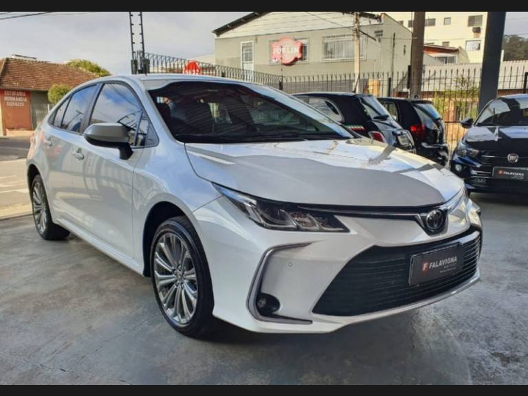 TOYOTA - COROLLA - 2022/2023 - Branca - R$ 135.990,00