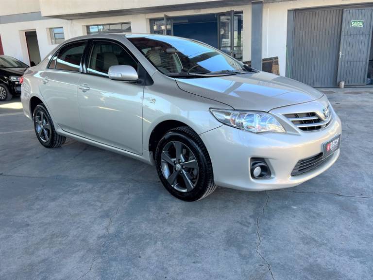 TOYOTA - COROLLA - 2013/2014 - Bege - R$ 68.900,00
