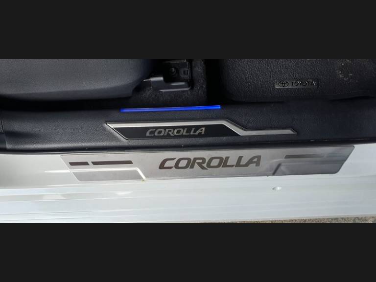 TOYOTA - COROLLA - 2022/2023 - Branca - R$ 135.990,00